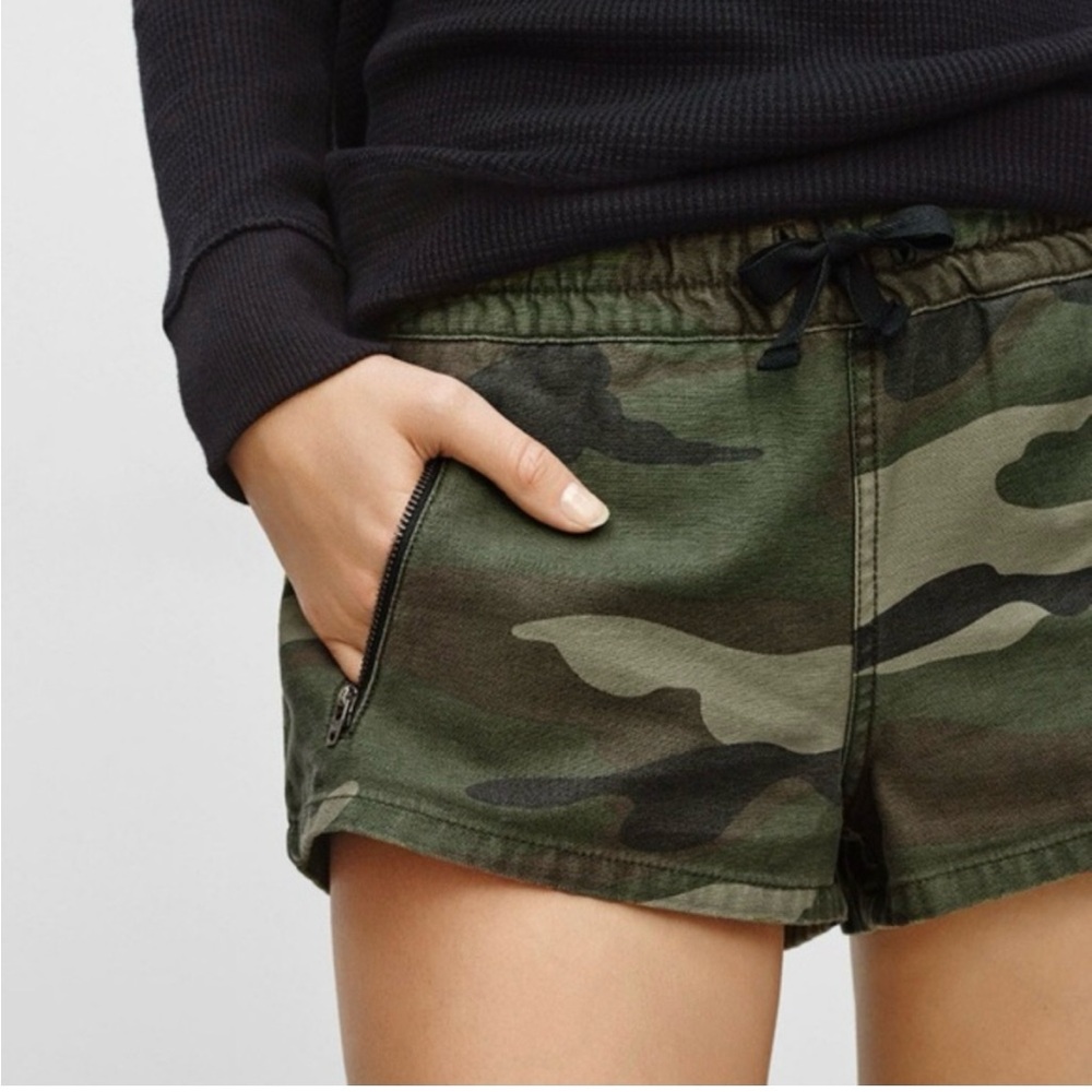 Aritzia TNA camo shorts Size Medium